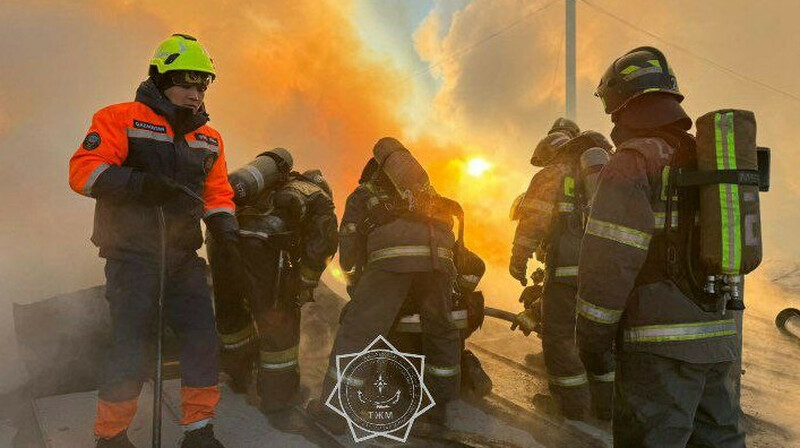 Крупный пожар вспыхнул на заводе в Астане