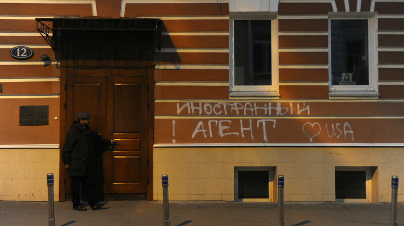 ВЦИОМ: 41% россиян считают "иноагентов" врагами и предателями