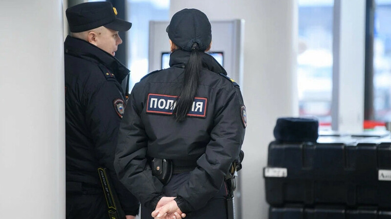 13-летний школьник попытался поджечь полицейские машины в Петербурге