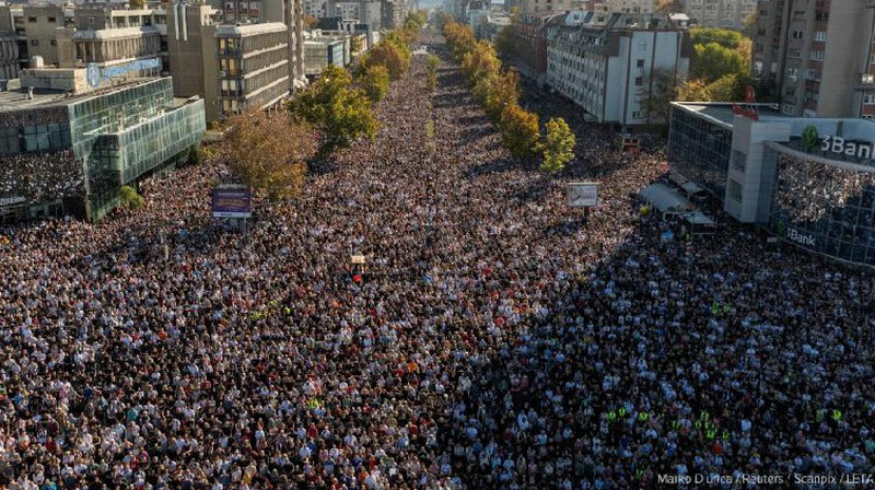 Тысячи сербов вышли на улицы: годовщина трагедии, которая потрясла страну