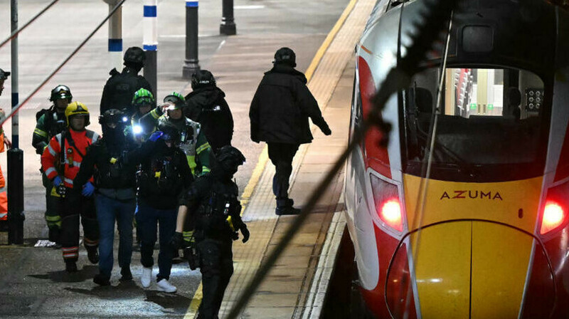 Шок в Британии: девять человек в критическом состоянии после нападения в поезде