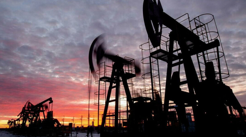 Доходы России от нефти и газа в октябре упали на 30%