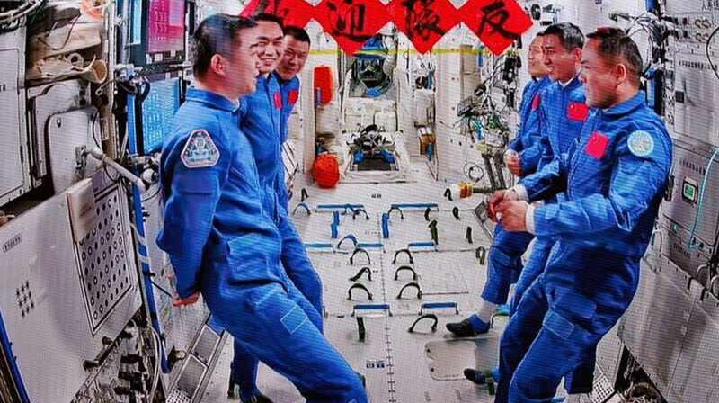 Корабль "Шэньчжоу-20" получил повреждения от космического мусора — астронавты остаются на орбите