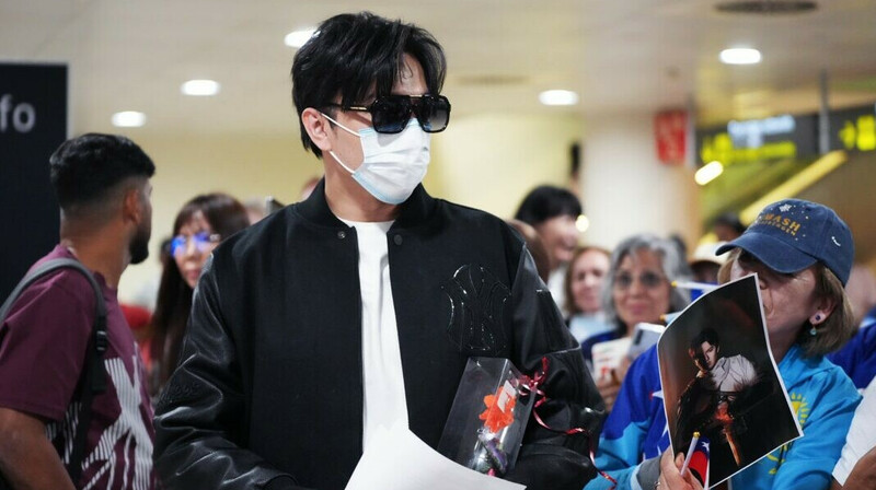 Димаша Кудайберена тепло встретили поклонники в аэропорту Барселоны