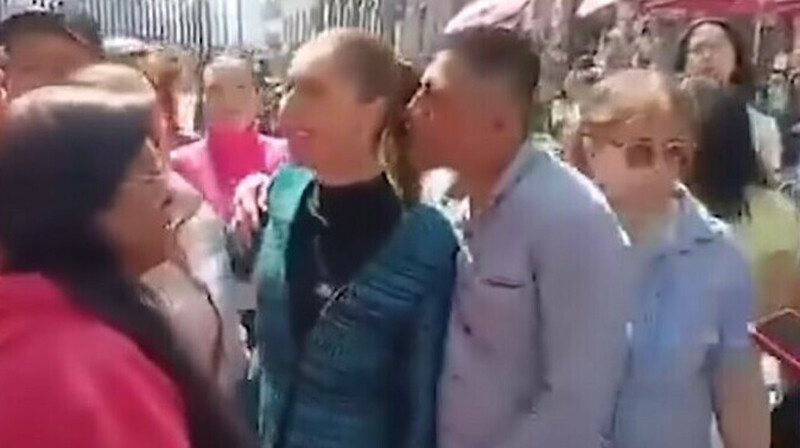 Мужчину арестовали после попытки поцеловать президента Мексики