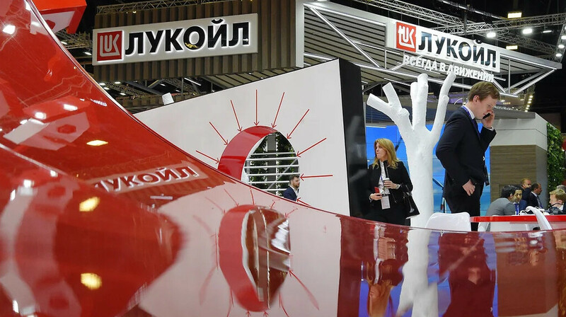 Болгария и Румыния ищут пути обхода санкций США против НПЗ "Лукойла"