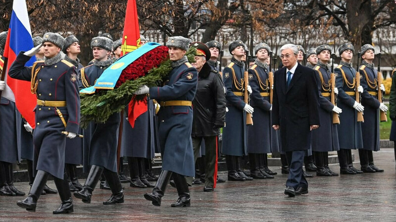 Токаев возложил цветы к Могиле неизвестного солдата в Москве