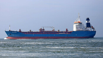 Санкции против "Роснефти" и "Лукойла" обрушили цену на российскую нефть