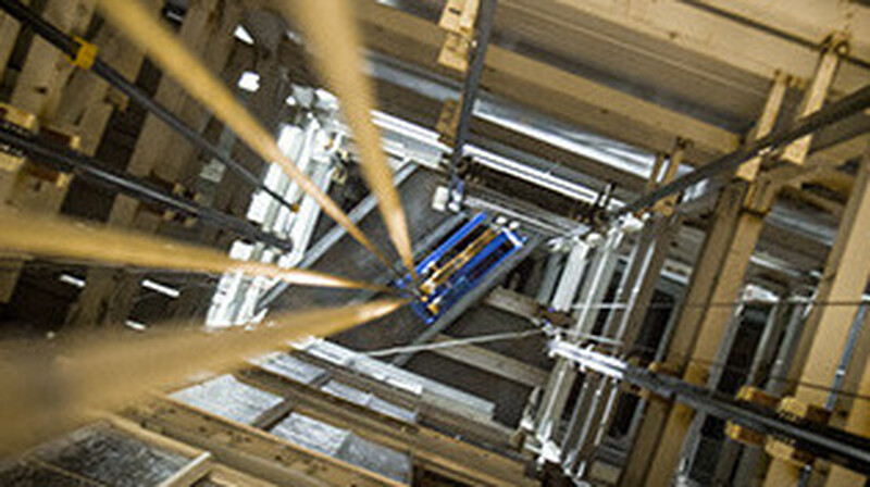 В Астане сорвался лифт с людьми: один погиб, двое ранены