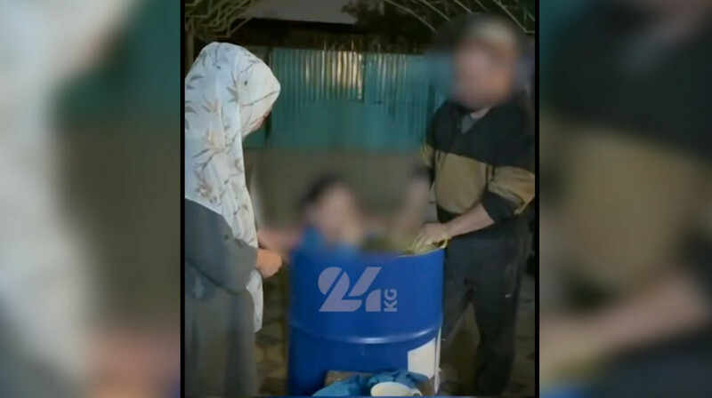 В Бишкеке родители избивали дочь за отказ носить хиджаб