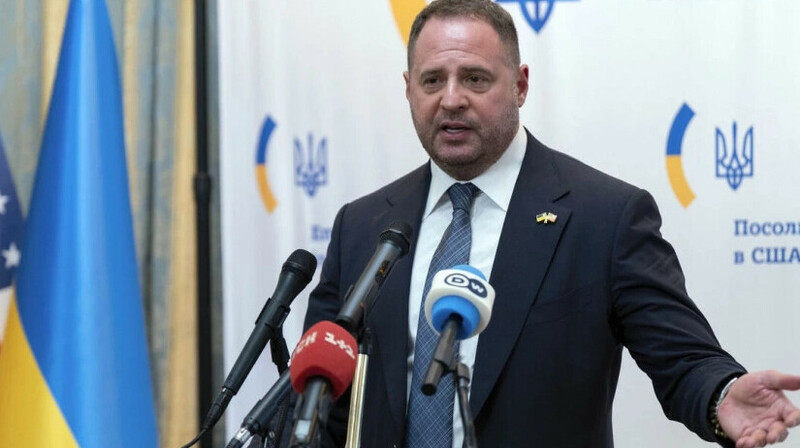 Уволенный глава офиса Зеленского Ермак заявил, что идет воевать