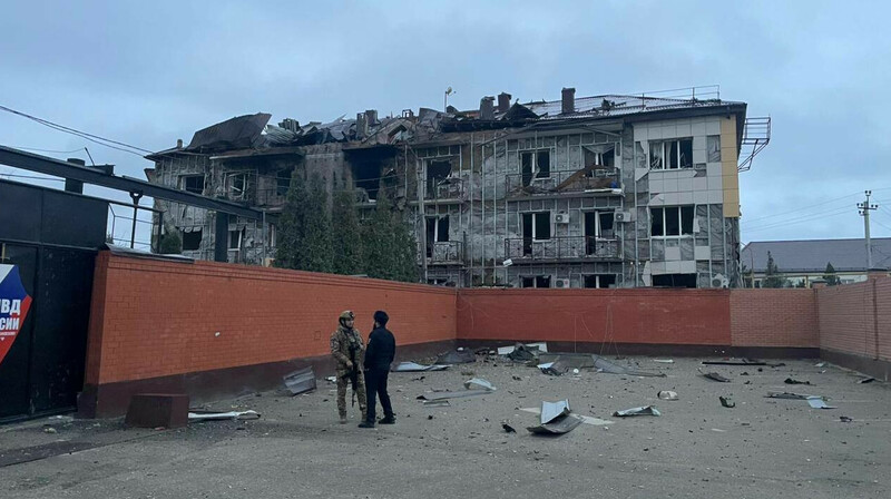 Двое сотрудников ФСБ ранены при атаке дронов на здание в Чечне