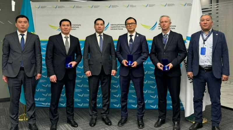 Сотрудники Авиационной администрации Казахстана получили медали к 30-летию МЧС