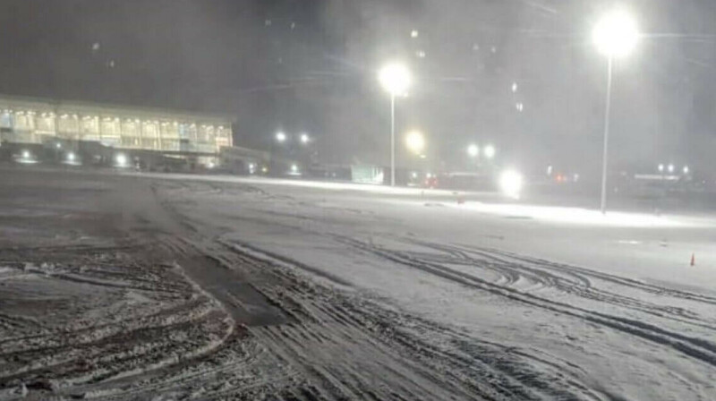 В Алматы и Астане массово задерживают и отменяют рейсы