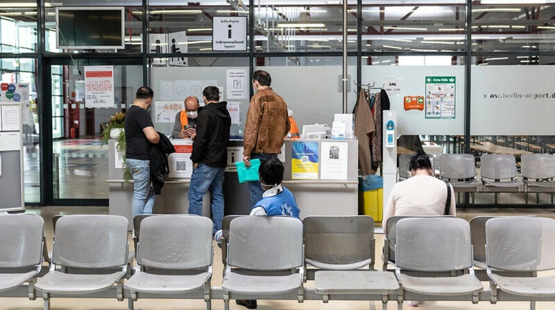 Украинцы в Польше начали массово покупать жилье вместо переводов денег на родину