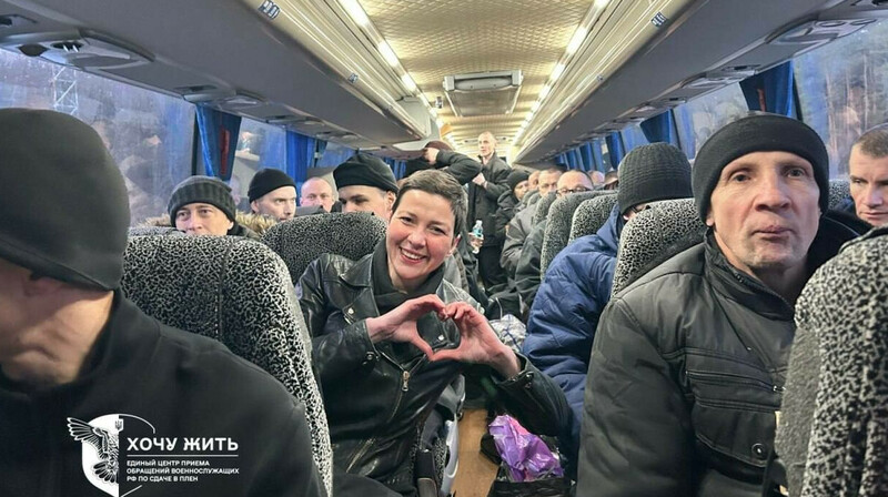 В Беларуси освободили 123 политзаключённых, включая Колесникову и Бабарико