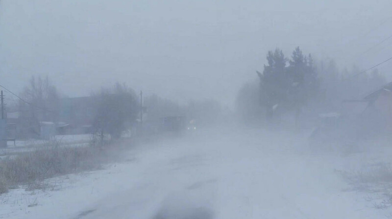 Из-за снегопада перекрыли трассы в двух регионах Казахстана