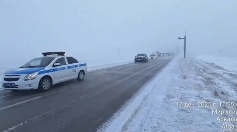 Полиция провела колонну из 100 машин через метель в Костанайской области