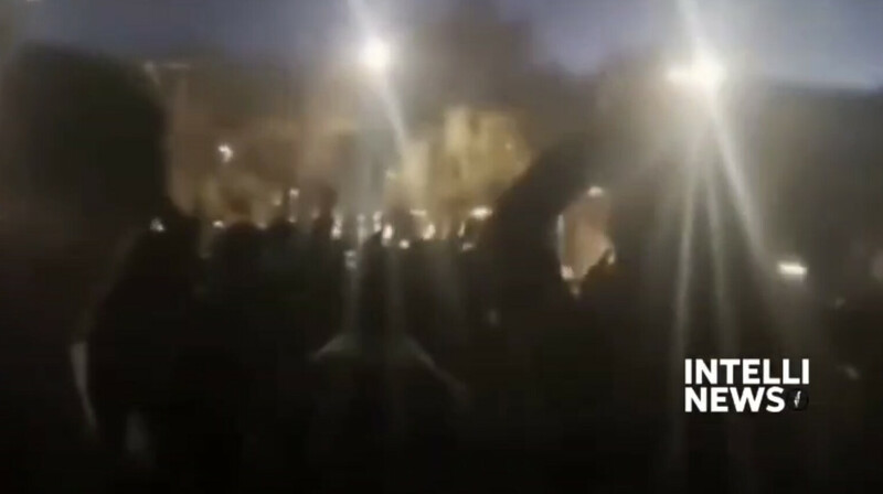 Иран на грани: люди жгут мусор и атакуют силовиков из-за обвала национальной валюты