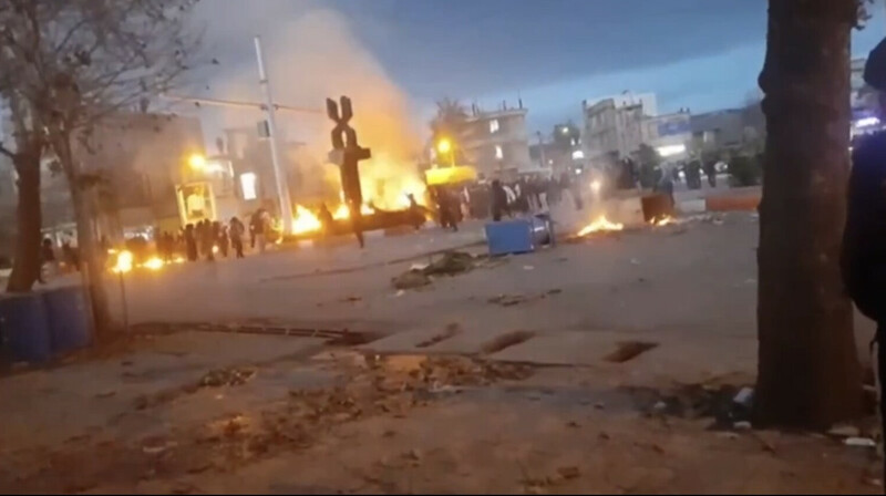 Иранцы штурмуют здания администраций и забрасывают силовиков коктейлями Молотова