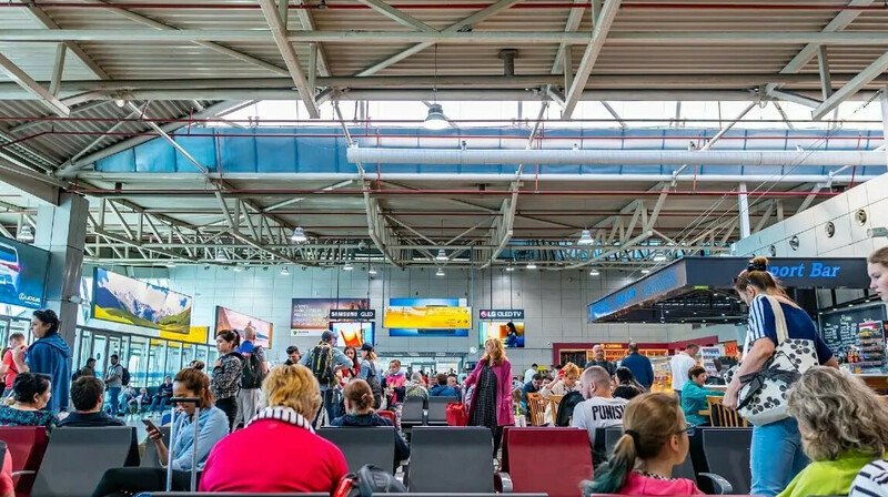 Сотрудник аэропорта Алматы получил миллион тенге за обещание "решить вопрос" с коллегой-взяточницей