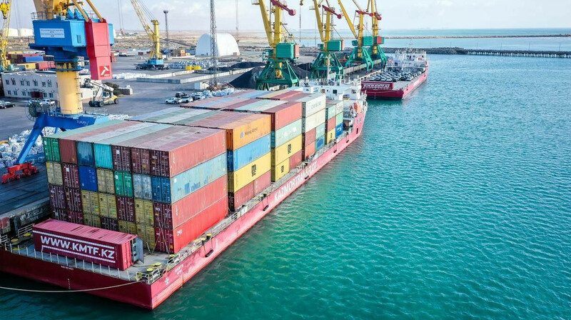 Казмортрансфлот увеличил контейнерные перевозки по Каспию на 15% за год