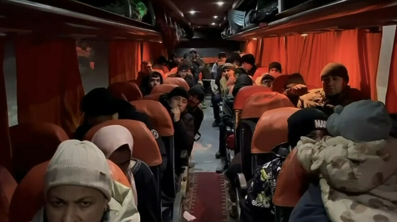 В Актюбинской области полиция эвакуировала 46 пассажиров застрявшего автобуса