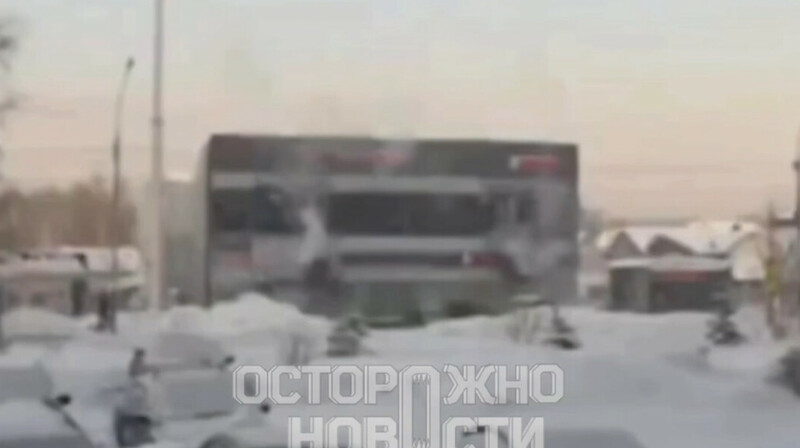 В Новосибирске обрушилась крыша торгового центра: двое пострадавших, один человек под завалами