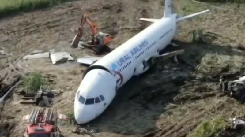 В России пилот, спасший 167 человек при аварийной посадке, получил иск на $1,3 млн