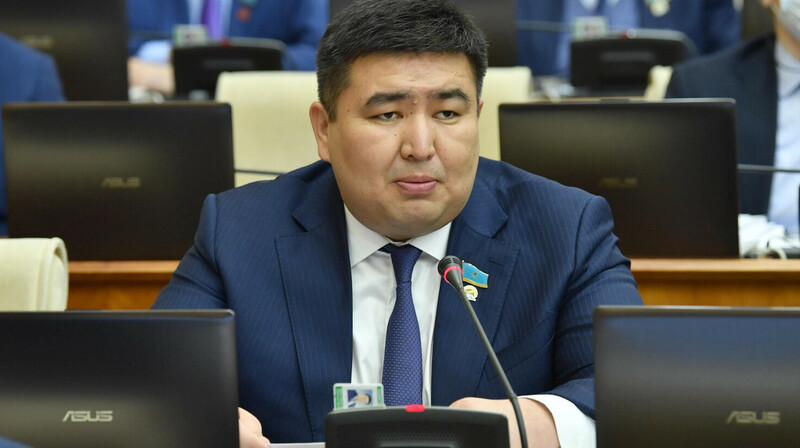 Глава фракции Amanat покинул парламент ради новой должности в Администрации президента