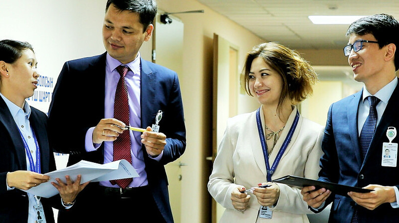 Штрафы на 50 млн и 1600 выговоров: госслужащих Казахстана наказали за пренебрежение к людям