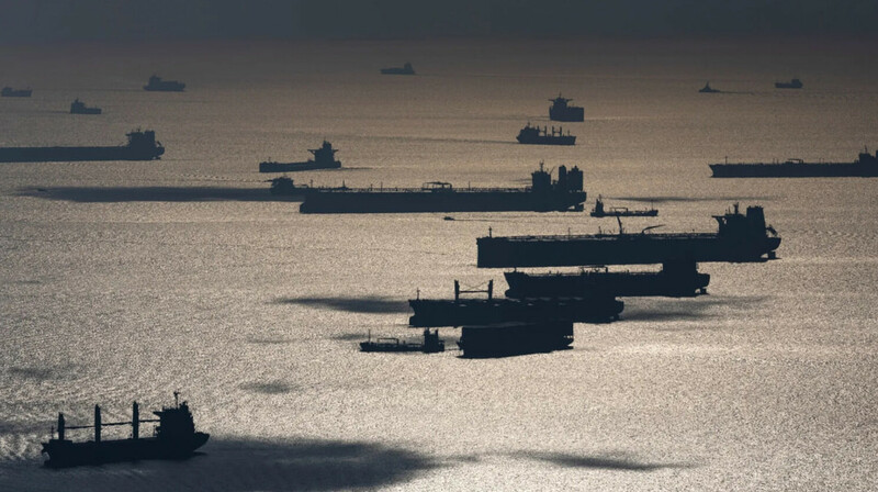 Россия не может продать нефть: 143 млн баррелей застряли на танкерах в море