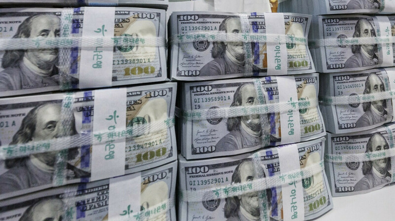 Bloomberg: Россия хочет вернуться к долларовым расчетам в рамках сделки с США