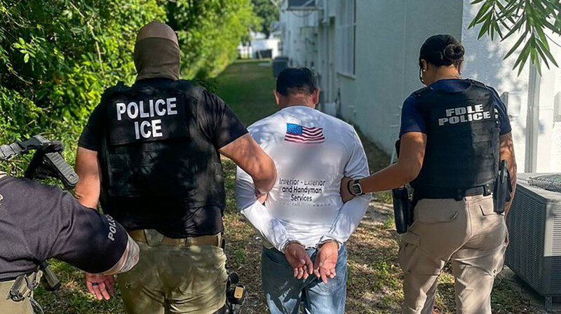 Суды США признали незаконными более 4400 задержаний мигрантов, но ICE продолжает их удерживать