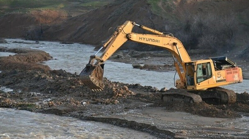 В Шымкенте разрушили 40 метров плотины ради незаконной добычи гравия