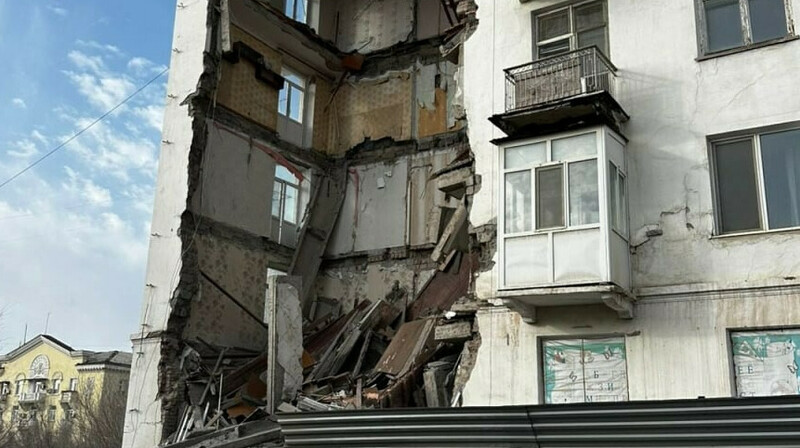 В Балхаше обрушился аварийный подъезд жилого дома