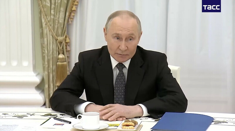 "Родина всегда будет с вами": Путин обратился к вдовам военных