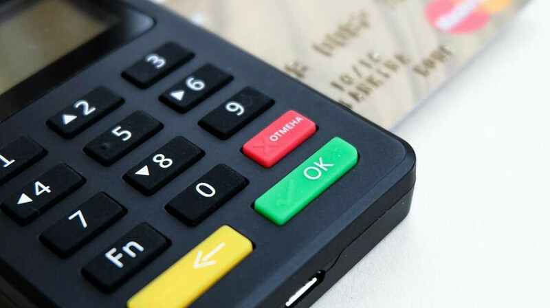 Безналичные операции в Казахстане достигли 85%, но теневая экономика не исчезла