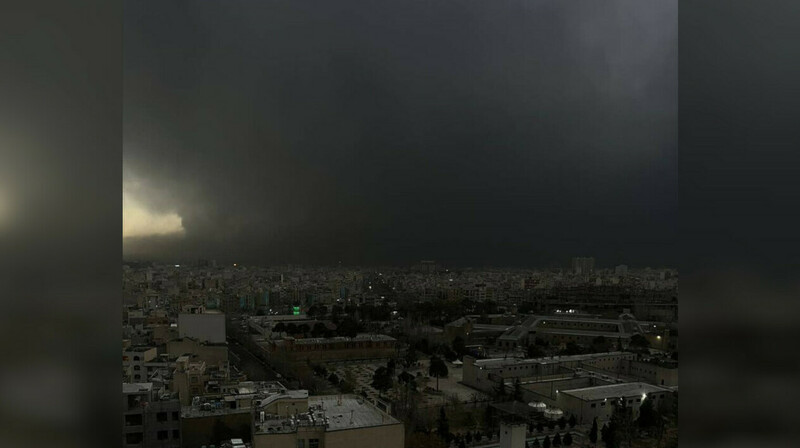 Кислотный дождь над Тегераном: последствия израильского удара по нефтяным резервуарам