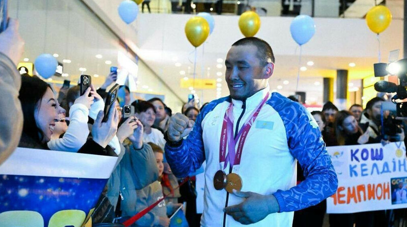 Чемпиона Паралимпиады Ербола Хамитова встретили в аэропорту Астаны
