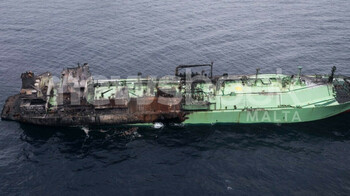 Российский газовоз Arctic Metagaz после атаки беспилотников отбуксируют в Ливию