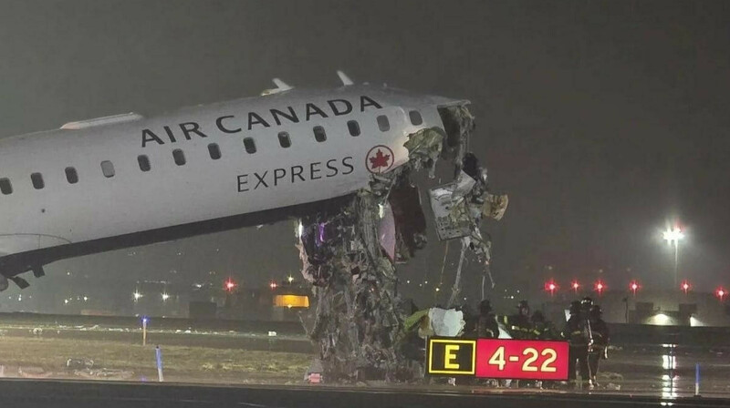 В аэропорту Нью-Йорка самолет Air Canada столкнулся с пожарной машиной: двое погибших