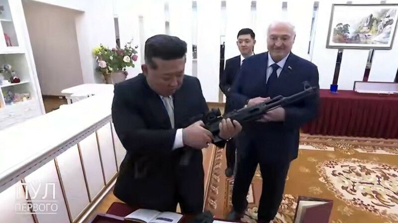 "На всякий случай, если враги появятся": Лукашенко вручил Ким Чен Ыну автомат
