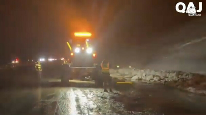 Паводок в Казахстане: талые воды вышли на трассы в Акмолинской и Карагандинской областях