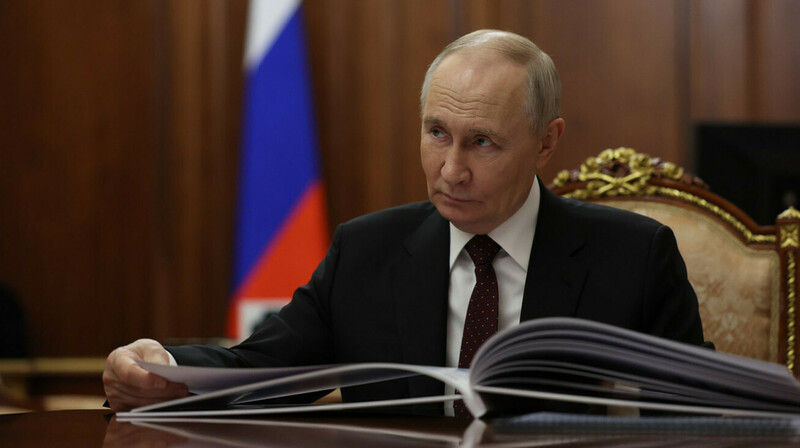 Девятый раз за 19 лет: Путин вновь потребовал "вытащить" россиян из трущоб