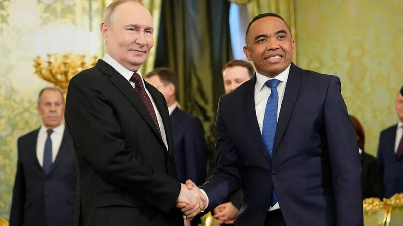 Bloomberg: Россия усиливает военное и политическое сотрудничество с Мадагаскаром после переворота 2025 года