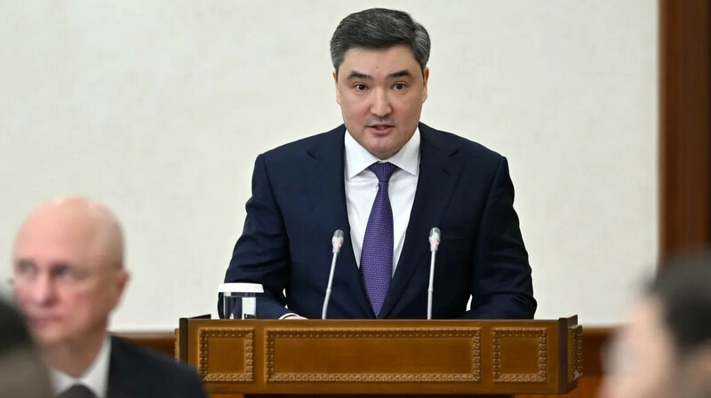 Бектенов потребовал завершить модернизацию ж/д вокзалов до конца 2026 года