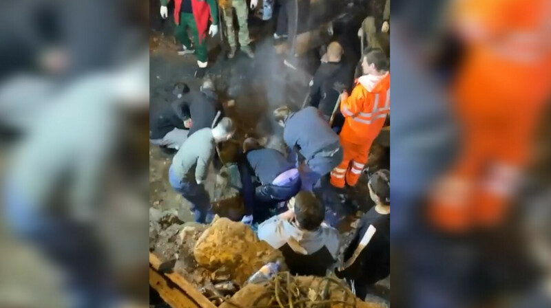 В Туапсе почти сутки разбирают завалы дома после атаки дрона: ищут 14-летнюю девочку