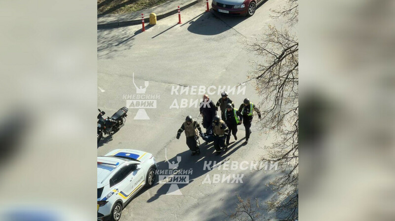 В Киеве вооруженный мужчина захватил заложников в супермаркете