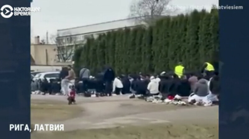 В Риге мусульмане провели коллективную молитву в банкетном зале и на тротуаре — приехала полиция